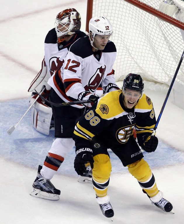 Křídlo Bostonu David Pastrňák se raduje po vítězné trefě spoluhráče Patrice Bergerona v utkání proti New Jersey.