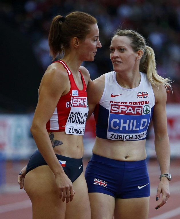 Česká atletka Denisa Rosolová a Eilidh Childová z Británie po skončení semifinálového běhu na 400 metrů překážek na mistrovství Evropy v Curychu.