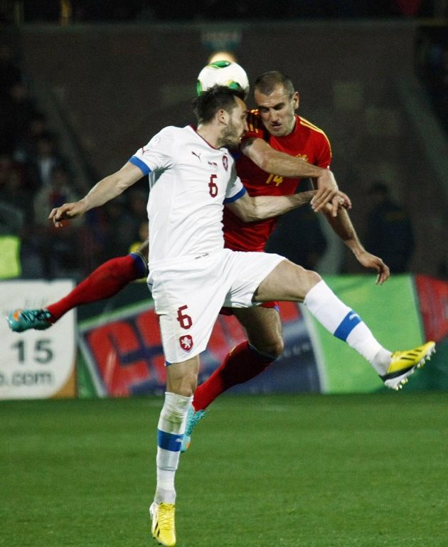Arménec Yura Movsisyan (vpravo) v souboji s Tomášem Sivokem v kvalifikačním duelu v Jerevanu.