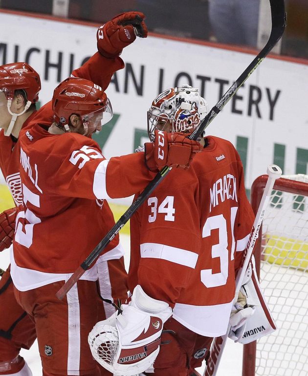 Elitní obránce Detroitu Kronwall se raduje po zápase s Mrázkem z dalšího vítězství.