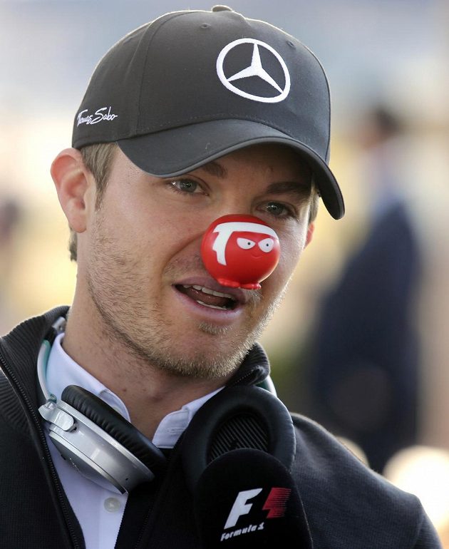 Německý pilot Nico Rosberg ze stáje Mercedes dorazil na trénink v Melbourne s klaunským červeným nosem.