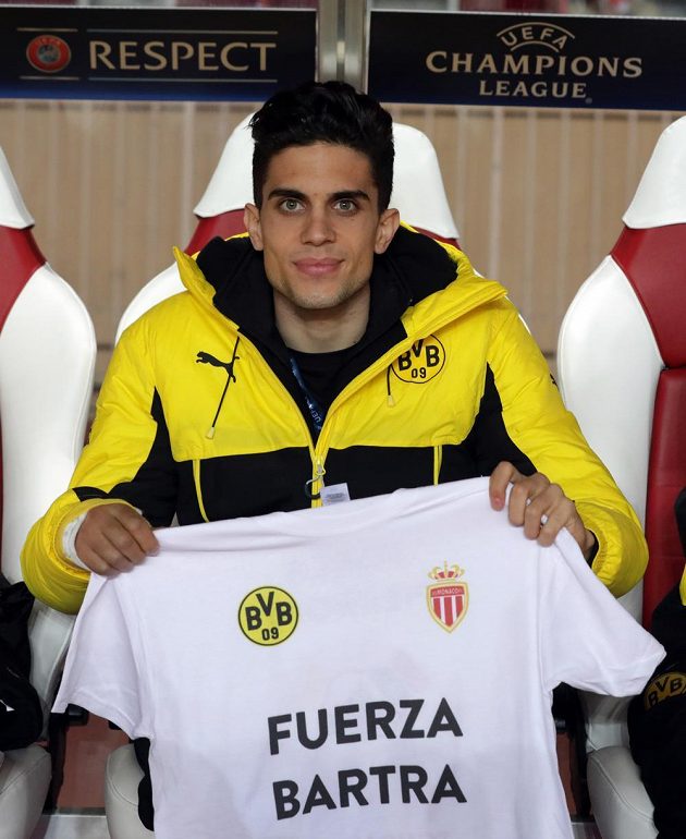 Obránce Borussie Dortmund Marc Bartra sedí na lavičce náhradníků před odvetným čtvrtfinále Ligy mistrů v Monaku.