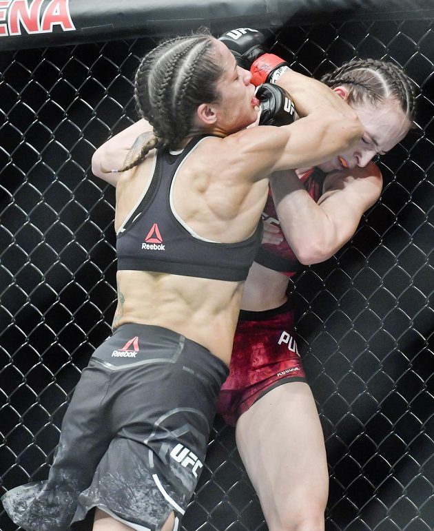 Lucie Pudilová z České republiky (vpravo) čelí na Večeru smíšených bojových umění UFC Fight Night Prague ataku Američanky Liz Carmoucheové. Ta také nakonec zápas vyhrála.