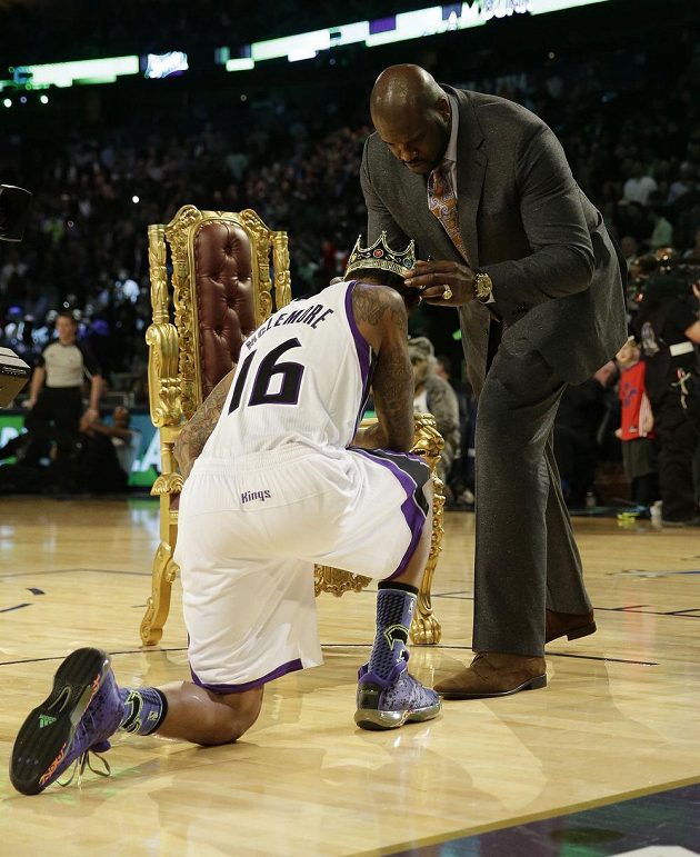 Bývalá basketbalová hvězda Shaquille O'Neal korunuje Bena McLemorea za nejefektnější smeč.