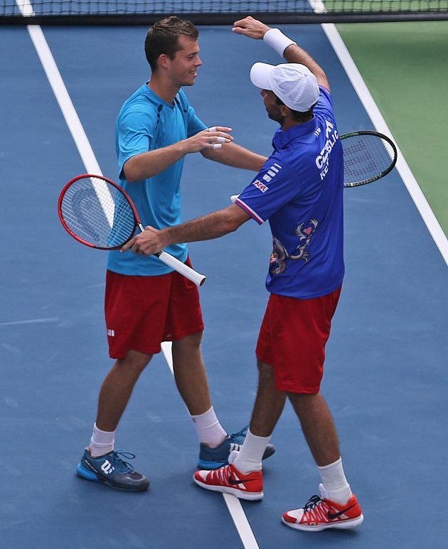 Čeští tenisté Adam Pavlásek (vlevo) s Radkem Štěpánkem se radují z vítězství nad indickou dvojici Rohan Bopanna, Leandr Paes v baráži o světovou skupinu DC.