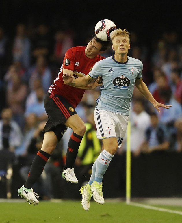 Hlavičkový souboj mezi Matteem Darmianem (vlevo) z Manchesteru United a Danielem Wassem z Viga.