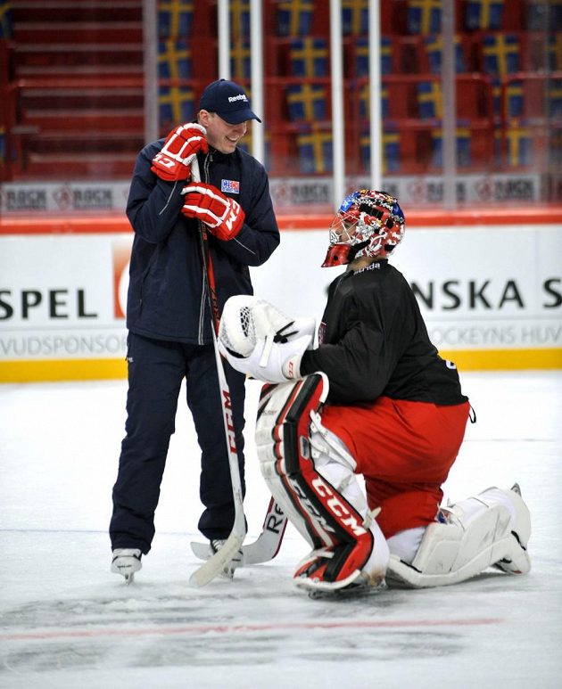 Martin Prusek (vlevo) s brankářem Jakubem Kovářem.