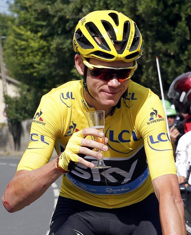 Chris Froome si na trati poslední etapy Tour de France vychutnával šampaňské, jímž slavil svůj celkový triumf.