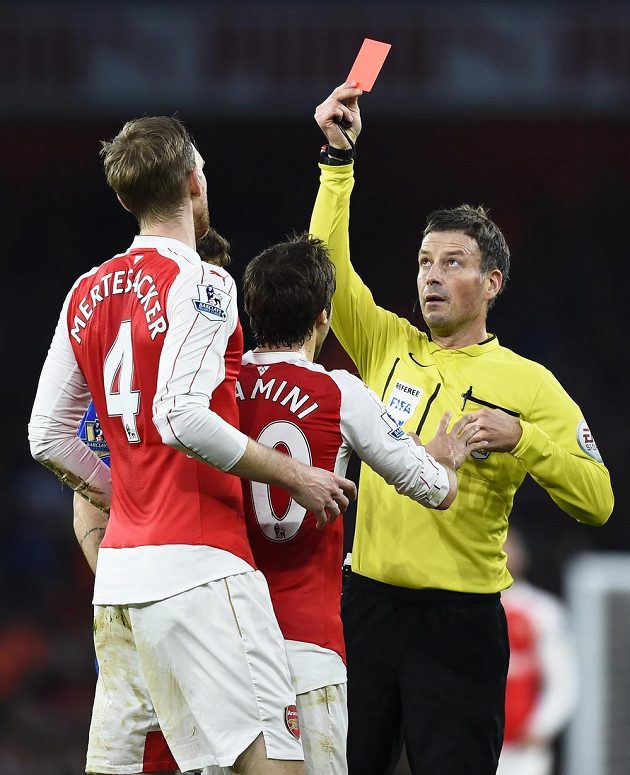Rozhodčí Mark Clattenburg tasil červenou kartu pro Pera Mertesackera z Arsenalu.