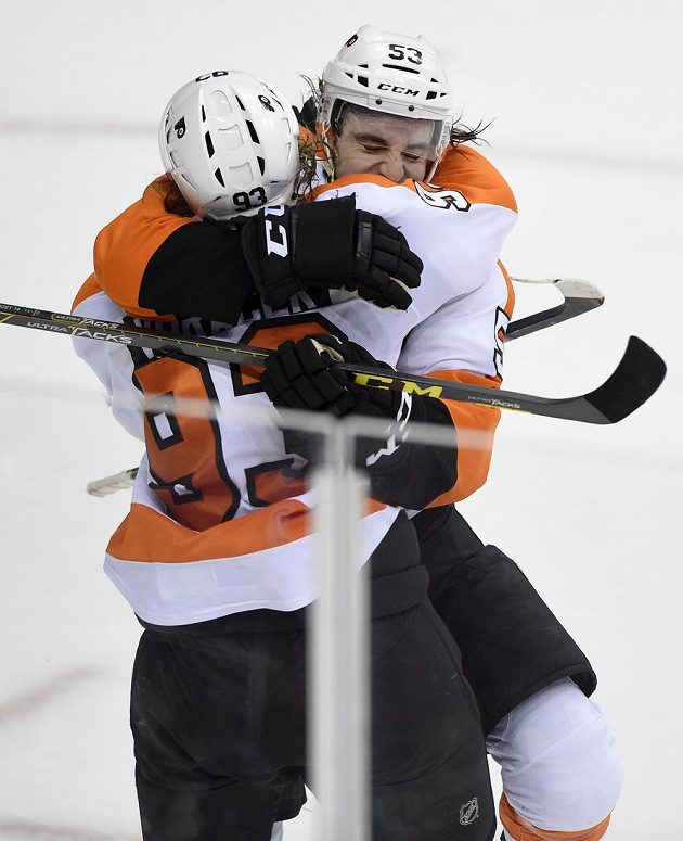 Útočník Philadelphie Jakub Voráček a obránce Flyers Shayne Gostisbehere (vzadu) slaví vítězný gól na ledě Washingtonu.