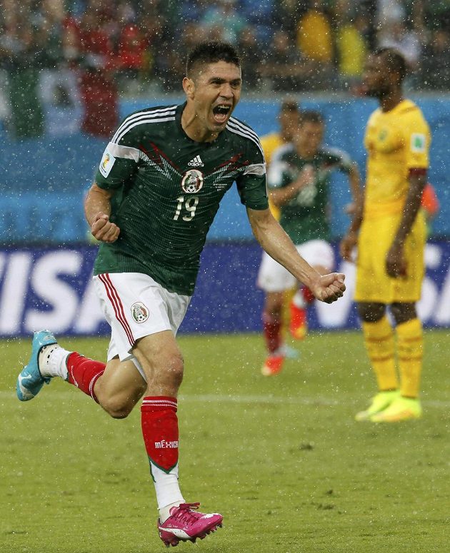 Mexický útočník Oribe Peralta slaví gól proti Kamerunu na mistrovství světa v Brazílii.