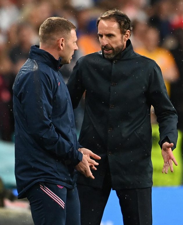 Anglický kouč Gareth Southgate (vpravo) a jeho asistent Graeme Jones při finále s Itálií.