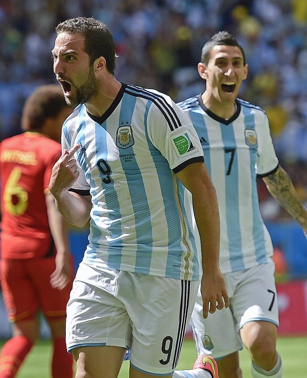 Argentinec Gonzalo Higuaín (vlevo) otevřel skóre a raduje se. V pozadí Ángel di María.