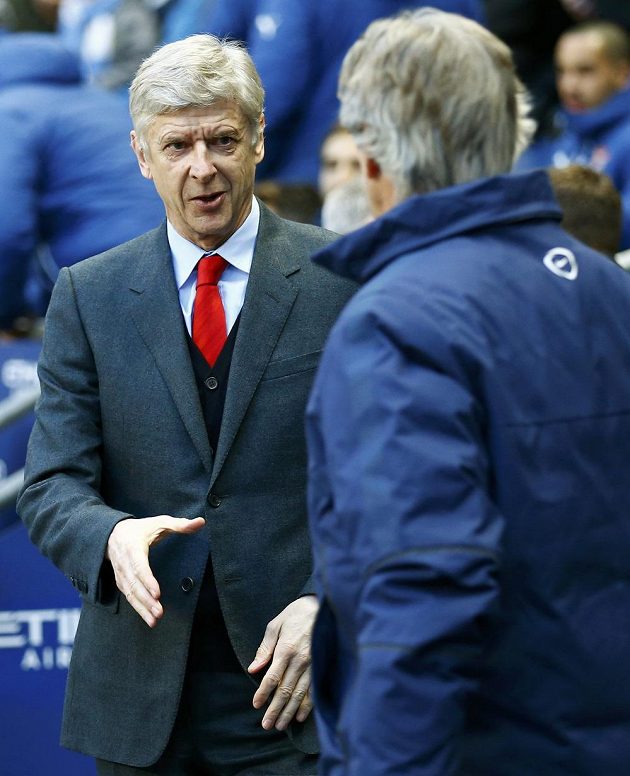 Kouč Arsenalu Arséne Wenger se vítá s manažerem Manchesteru City Manuelem Pellegrinim.
