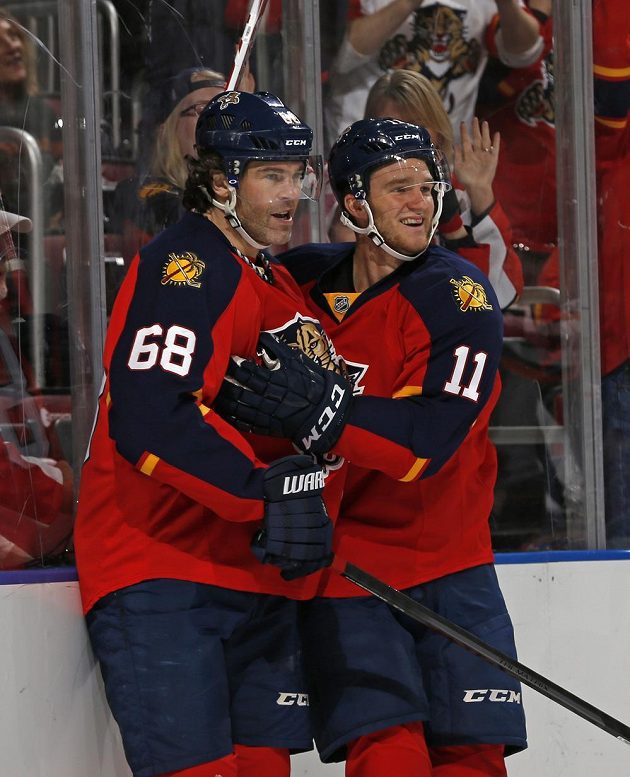 Hokejisté Floridy Jaromír Jagr (68) a Jonathan Huberdeau (11) oslavují gól českého útočníka proti Minnesotě.