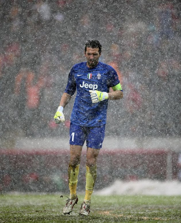 Také odložený zápas se hrál v neregulérních podmínkách. Brankář Juventusu Gianluigi Buffon měl kvůli sněhové vánici ztížený výhled.