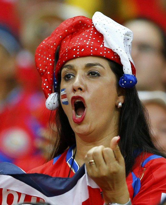 Fanynka kostarického týmu křičí radostí, Kostarika překvapivě porazila Uruguay 3:1.