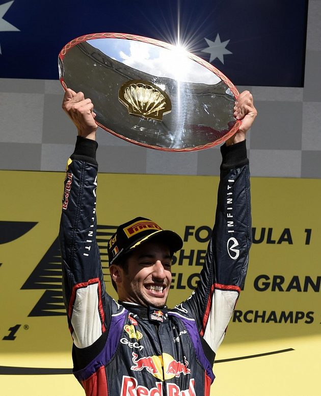 Australan Daniel Ricciardo ze stáje Red Bull slaví vítězství ve Velké ceně Belgie.