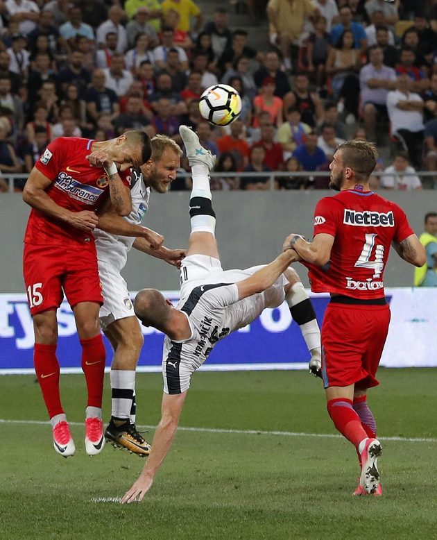 Plzeňští Michael Krmenčík (v pádu) a Daniel Kolář v souboji s bukurešťskými protivníky. Vlevo Marko Momčilovič, vpravo Mihai Balasa.