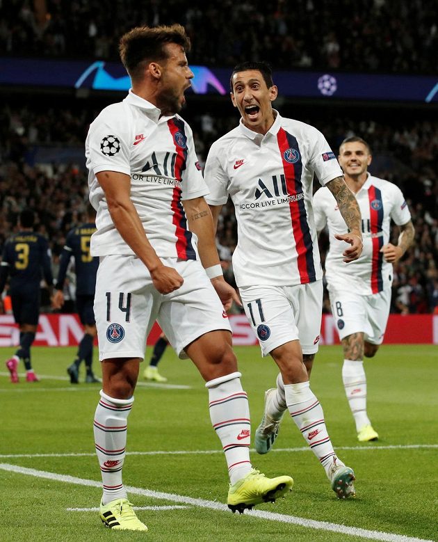 Ángel di María z PSG se raduje z vedení nad Realem s Juanem Bernatem (vpravo).