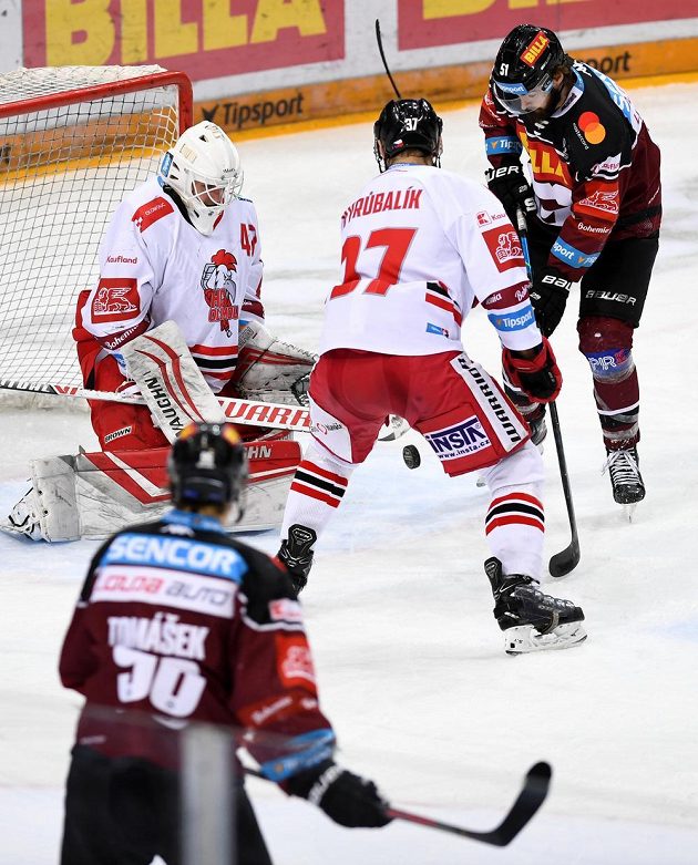 Zleva brankář Olomouce Branislav Konrád, Martin Vyrůbalík z Olomouce a Roman Horák ze Sparty.