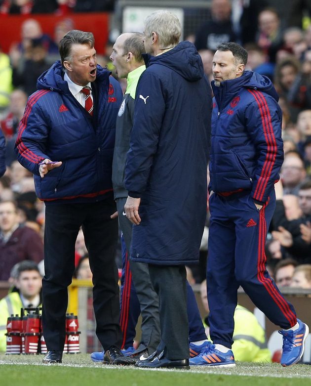 Kouč Manchesteru United Louis van Gaal (vlevo) se hádal se čtvrtým rozhodčím Mikem Deanem, přihlížel asistent Ryan Giggs (vpravo) a trenér Arsenalu Arséne Wenger.