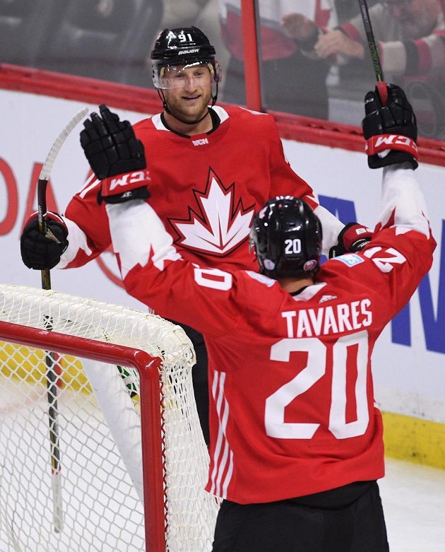 Útočníci Kanady John Tavares a Steven Stamkos oslavují branku v zápase s USA.