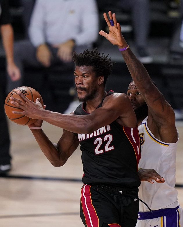 Jeden z nejlepších výkonů v historii finálových bojů NBA v podání Jimmyho Butlera zajistil basketbalistům Miami vítězství 115:104 nad Los Angeles Lakers.