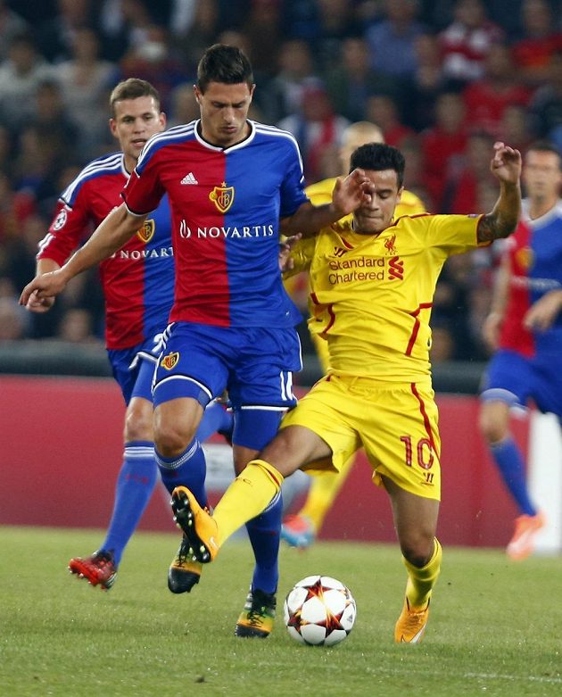 Stoper Basileje Fabian Schär (vpředu vlevo) bojuje o míč s Coutinhem z Liverpoolu.