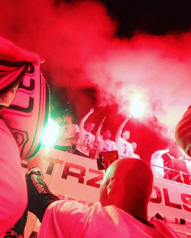 Oslavy mistrovského titulu s fanoušky Legie Varšava.