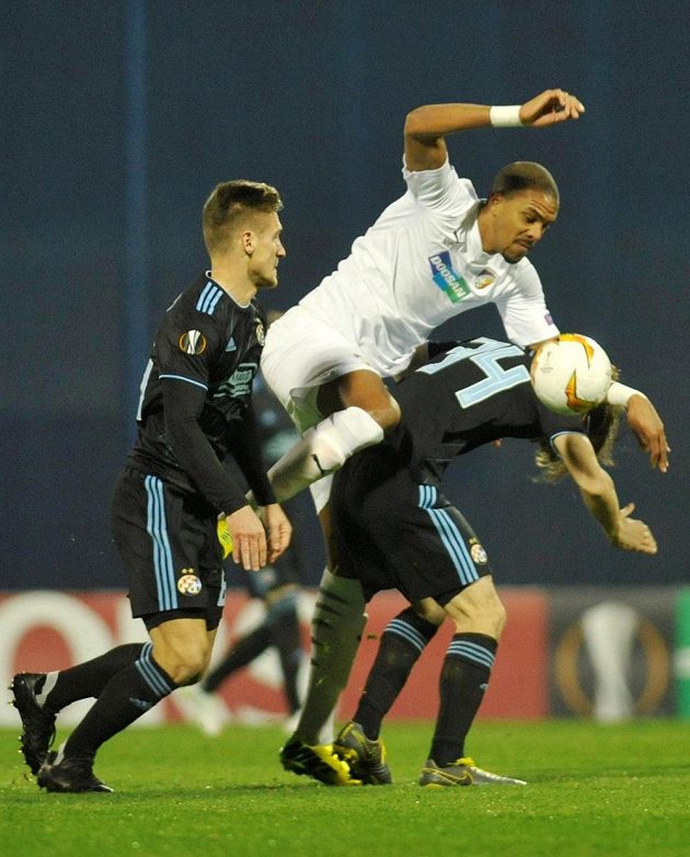 Plzeňský hrot Jean-David Beauguel v souboji s obranou Dinama Záhřeb.