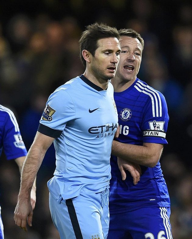 Někdejší spoluhráči Frank Lampard a John Terry tentokrát stáli na dvou různých stranách - domácí bek klasicky oblékl dres Chelsea, Lampard hraje za Manchester City.