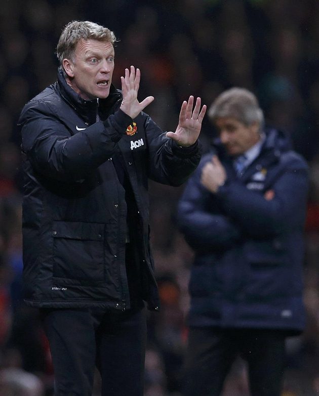 Kouč Manchesteru United David Moyes uděluje pokyny svým svěřencům v derby s Citizens.