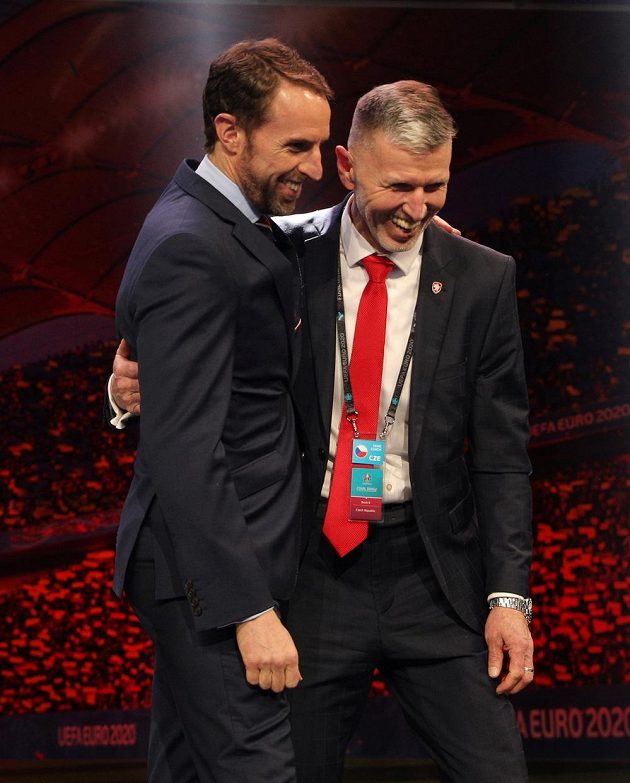 Tak pojď, starý brachu... Gareth Southgate a Jaroslav Šilhavý už jsou staří dobří známí...