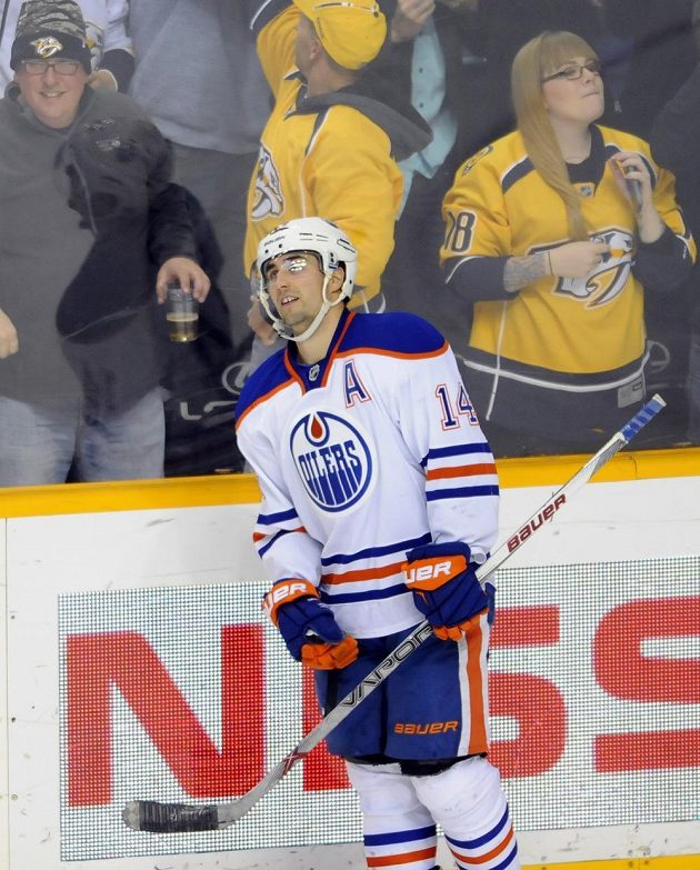 Jordan Eberle (14) nevyužil největší šanci Edmontonu v Nashvillu. Neproměnil ani trestné střílení a jeho tým vyšel gólově naprázdno.
