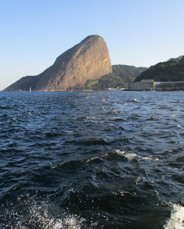 Zátoka Guanabara v Rio de Janeiru nabízí například krásný výhled na proslulý skalní monolit zvaný Cukrová homole. S kvalitou vody je to horší...