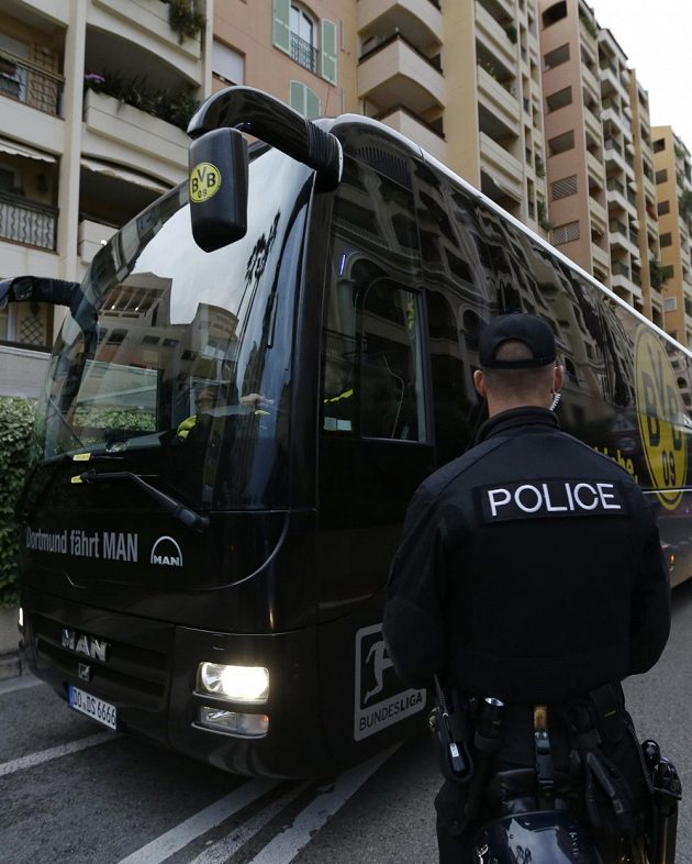 Před odvetným čtvrtfinále Ligy mistrů mezi Monakem a Dortmundem vládly ve městě přísná bezpečnostní opatření. Policie byla v pohotovosti a dohlížela i na projíždějící autobus Dortmundu.