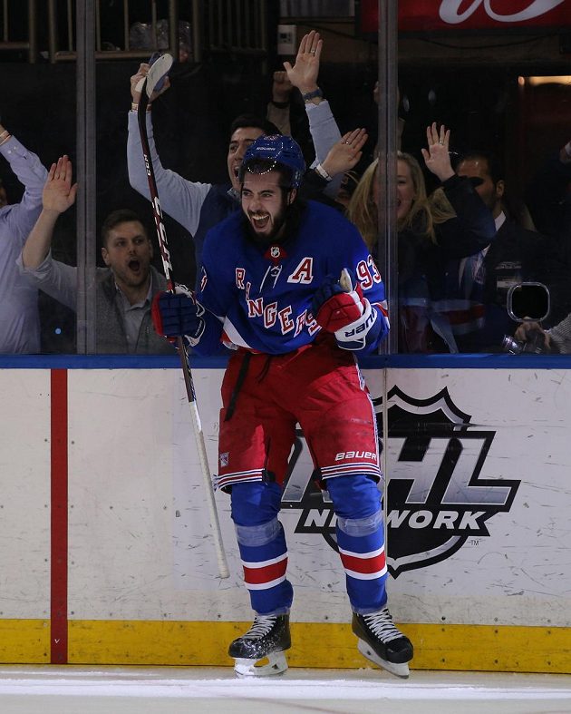 Útočník New York Rangers Mika Zibanejad se raduje poté, co vydařený zápas proti Washingtonu rozhodl gólem v prodloužení. Pátým v tomto utkání.