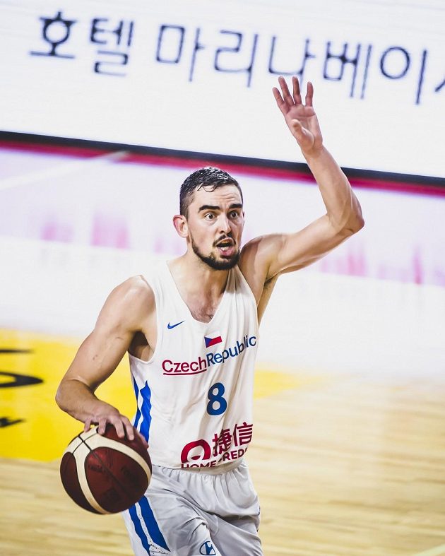 Český basketbalista Tomáš Satoranský v akci v přípravném utkání s Angolou před mistrovstvím světa.