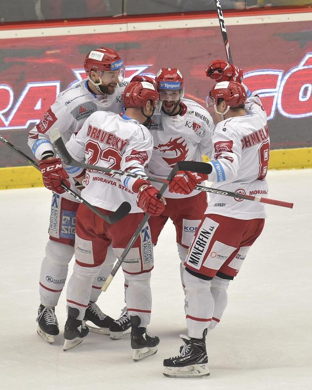 Třinecká gólová smršť. Hokejisté Třince se radují z třetího gólu během první třetiny rozhodujícího semifinále play off. Zleva slaví Tomáš Marcinko, autor gólu Vladimír Dravecký, Erik Hrňa a Aron Chmielewski.