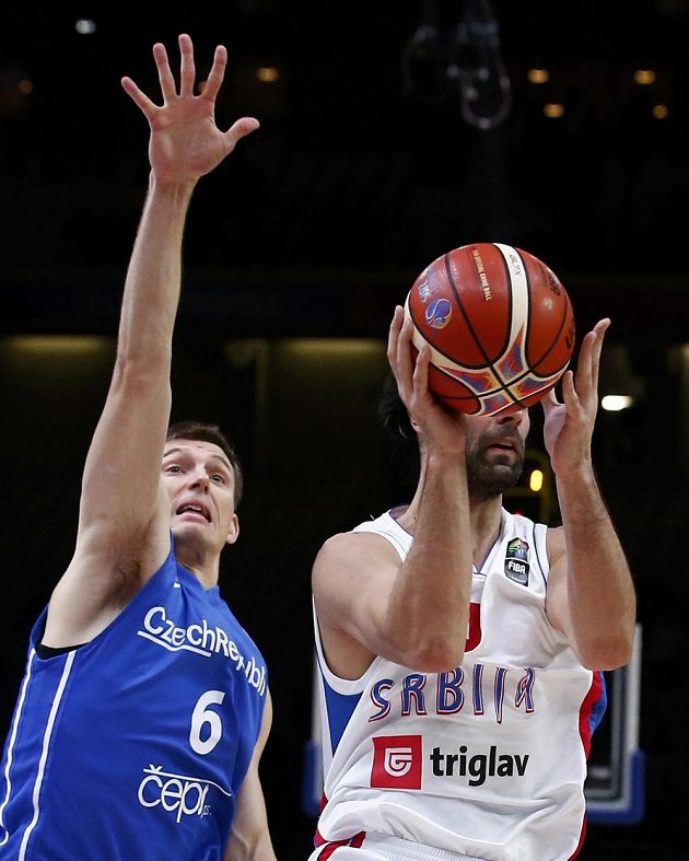 Český basketbalista Pavel Pumprla (vlevo) brání Miloše Teodosiče ze Srbska během čtvrtfinálového zápasu ME.