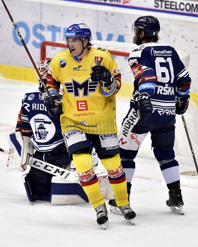 Čtvrtý gól Českých Budějovic. Zleva překonaný brankář Daniel Dolejš z Vítkovic, Daniel Voženílek z Českých Budějovic a Peter Trška z Vítkovic.