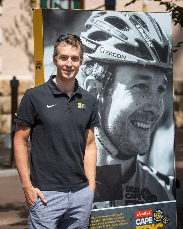 Kristián Hynek ve dvojí podobě přímo v dějišti závodu Cape Epic 2015. Na billboardu se směje coby loňský vítěz.