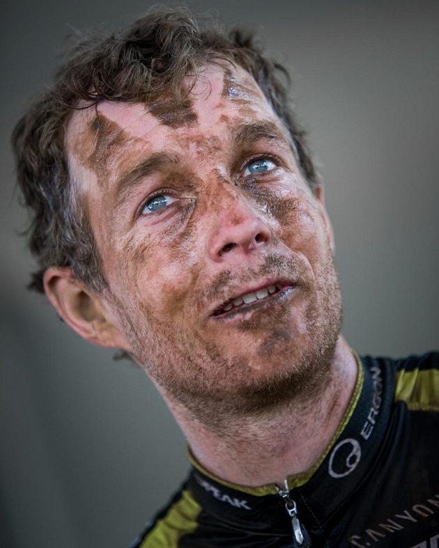 Kristián Hynek z Topeak Ergon po jedné z etap Cape Epic 2015.