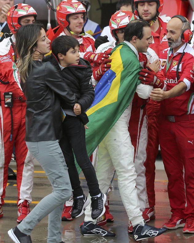 Felipe Massa míří do boxu Williamsu následován manželkou se synem. Hold mu vzdávají i mechanici konkurenčních stájí...