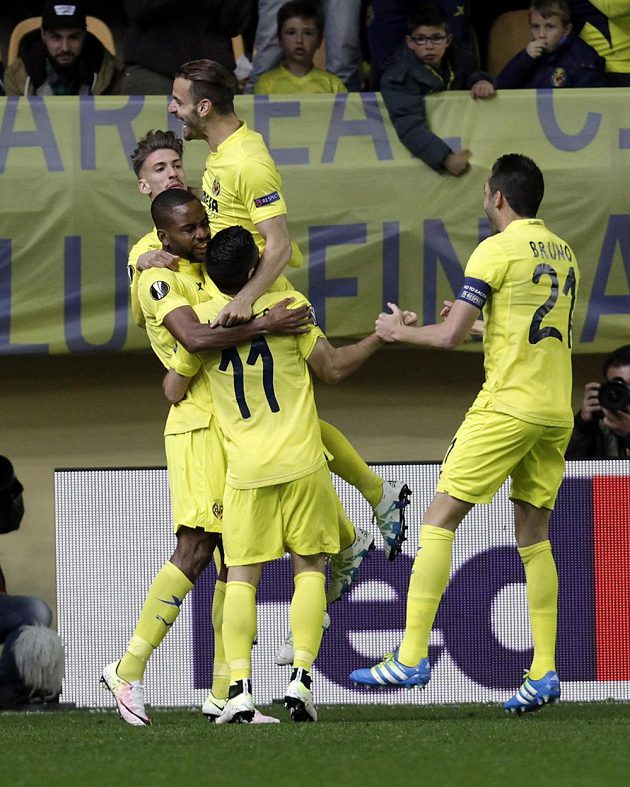Cédric Bakambu (druhý zleva) z Villarrealu se raduje ze své trefy do sítě pražské Sparty.