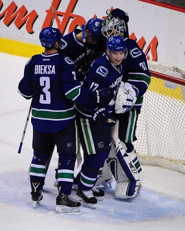 Hokejisté Vabncouveru slaví vítězství nad Winnipegem. S číslem 17 se raduje i útočník Radim Vrbata.