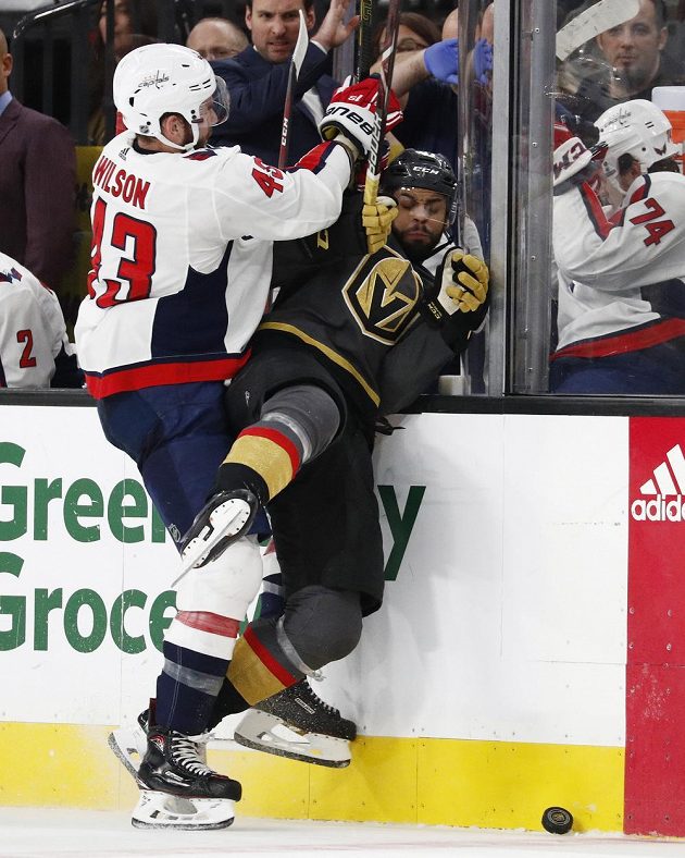 Takhle si Tom Wilson z Washingtonu vyšlápl na Pierra-Edouarda Bellemareho z Vegas Golden Knights.