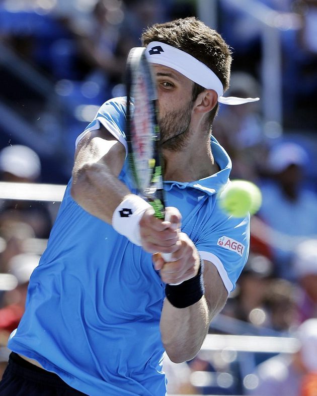 Český tenista Jiří Veselý v zápase 3. kola US Open proti Američanovi Johnu Isnerovi ještě před tím než vzdal pro zranění ramena.