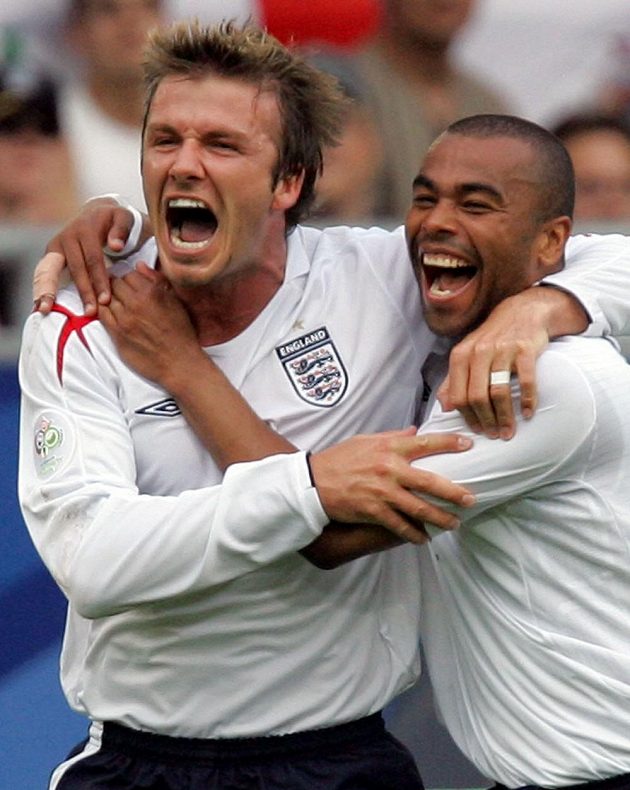 Kapitán anglické reprezentace David Beckham (vlevo) se raduje s Ashleym Colem na MS 2006 v Německu.